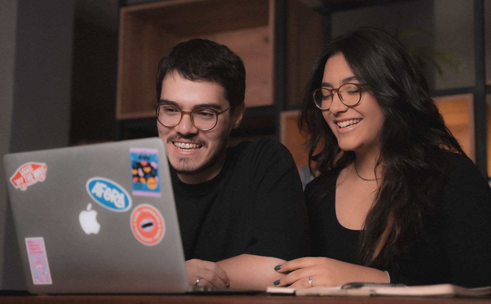 Victória e Pedro trabalhando na Bússola do Inglês 365